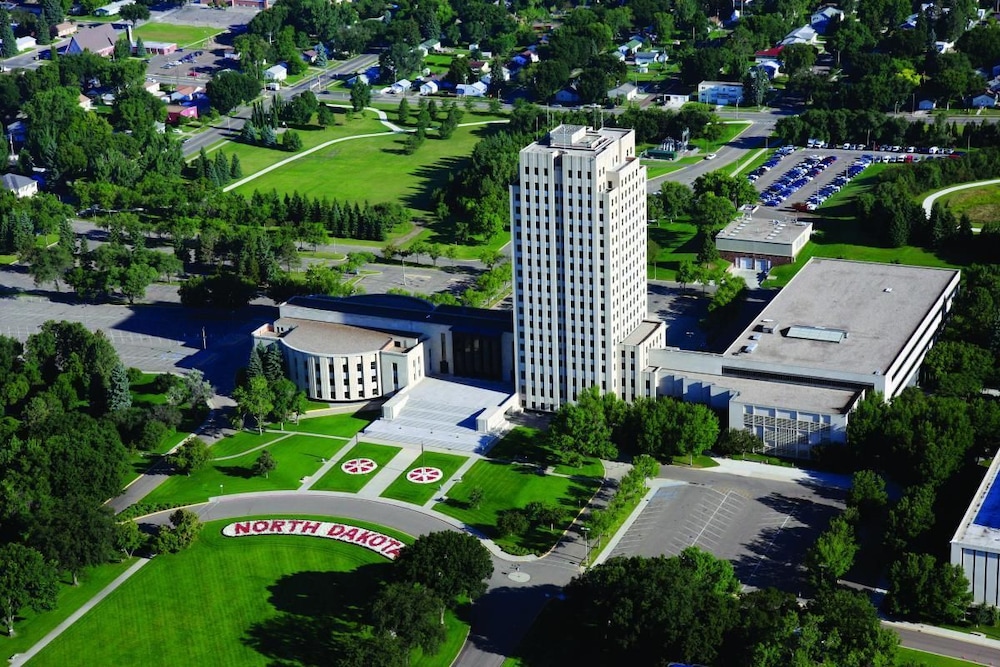 Expressway Suites Bismarck 64/65