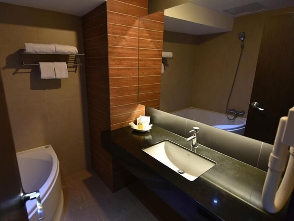 BANGKOK CITY HOTEL 23/24