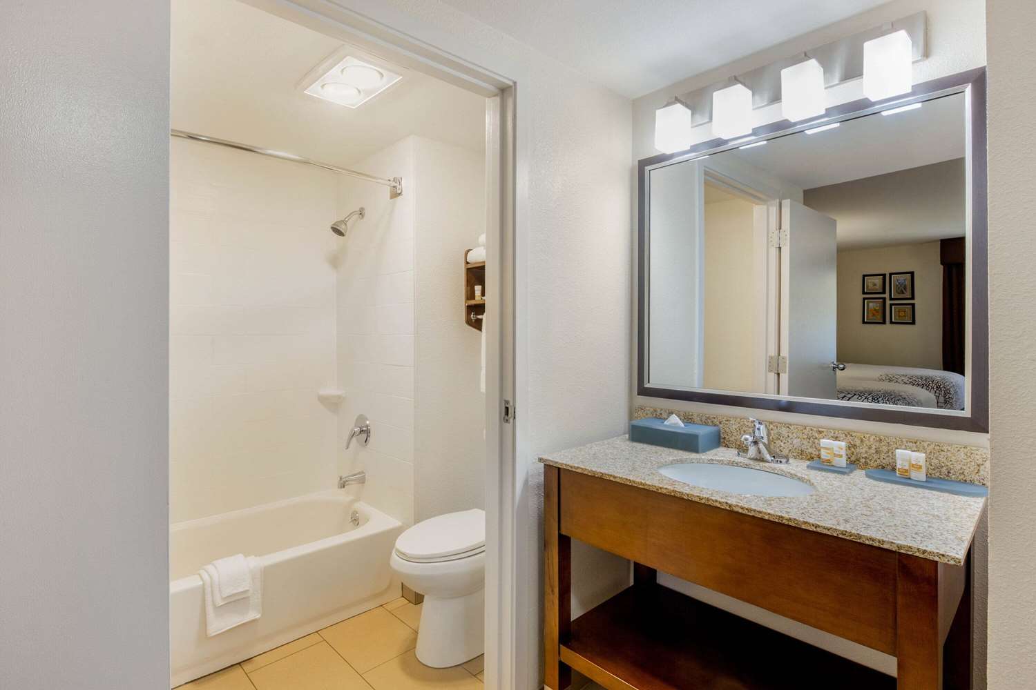 La Quinta Inn & Suites by Wyndham Oakland - Hayward 33/34