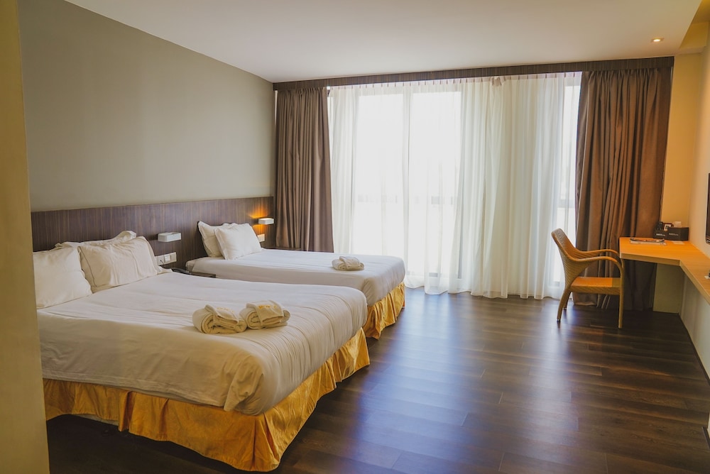 Roxy Hotel Serian 17/40