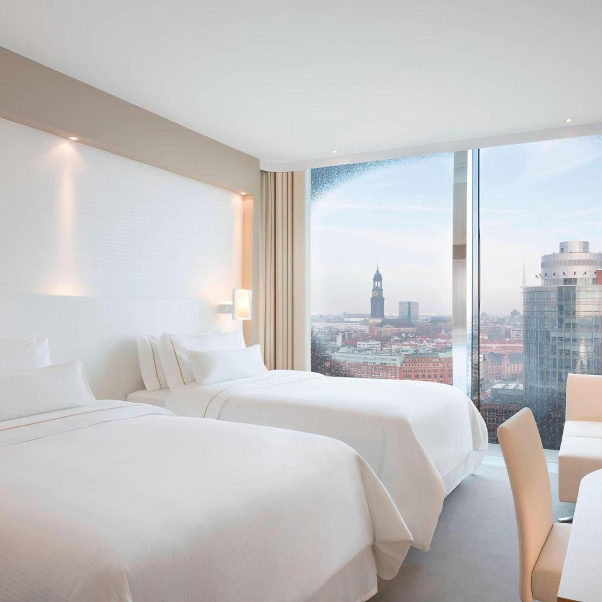 Guest Room, Deluxe, 2 Queen Beds, Partial Harbour View, City View