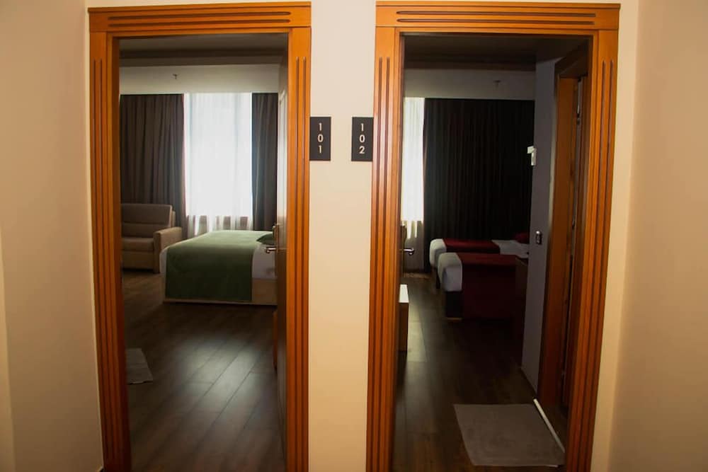 Albanopolis Hotel 35/60