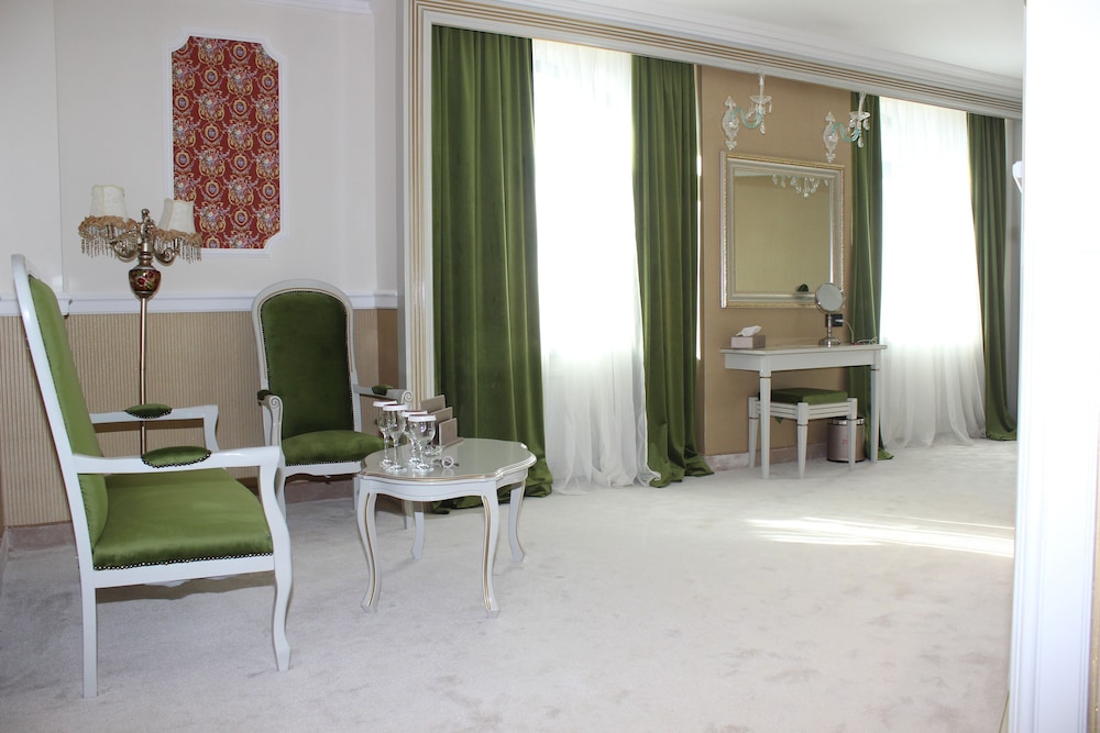 Phoenicia Grand Hotel 63/74