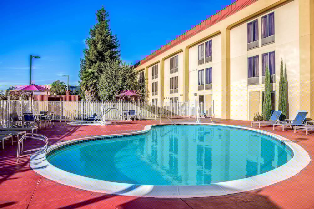 La Quinta Inn And Suites By Wyndham Oakland Airport Coliseum 6/45