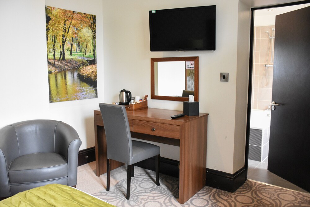 The Carlton Manor Hotel 32/36