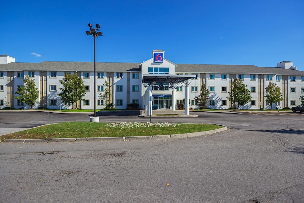 Motel6 Whitby ON - Toronto East 33/41