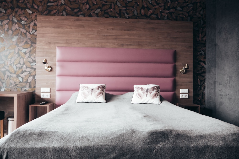 HOTEL KRIUNES 10/83