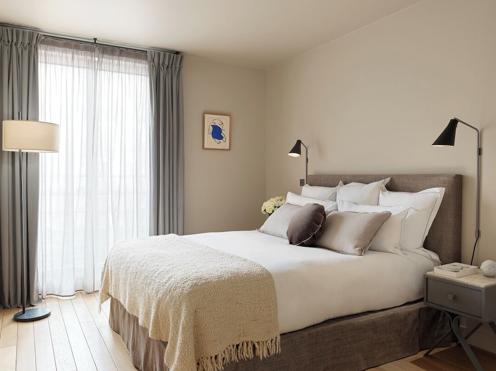 DELUXE, QUEEN BED, CITY VIEW
