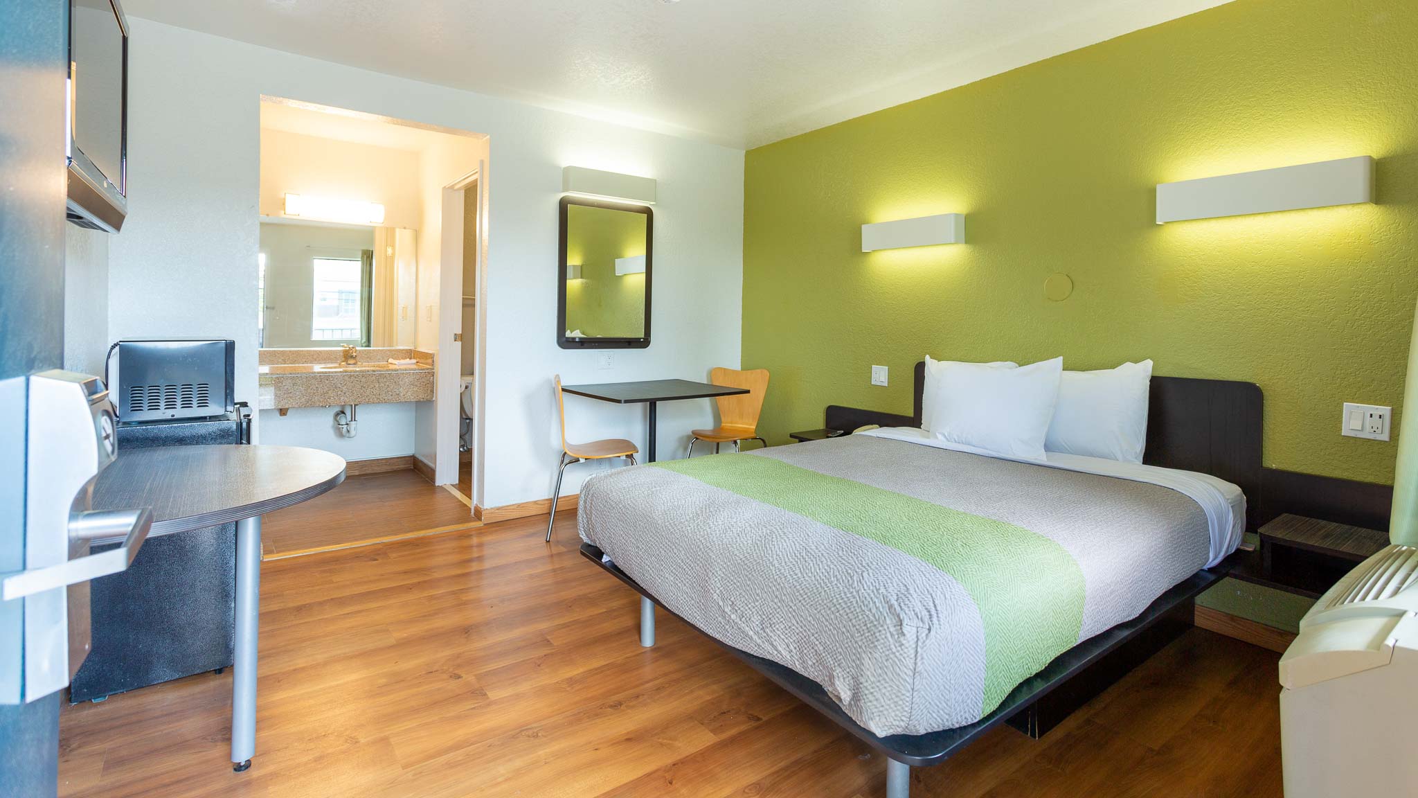 1 Full Bed - Mobility Access Tub, Nsmk، Motel6 Camp Springs, DC - South Camp Springs 2/7