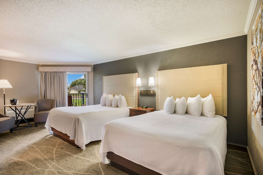 Best Western Harbour Pointe Lakefront 20/37