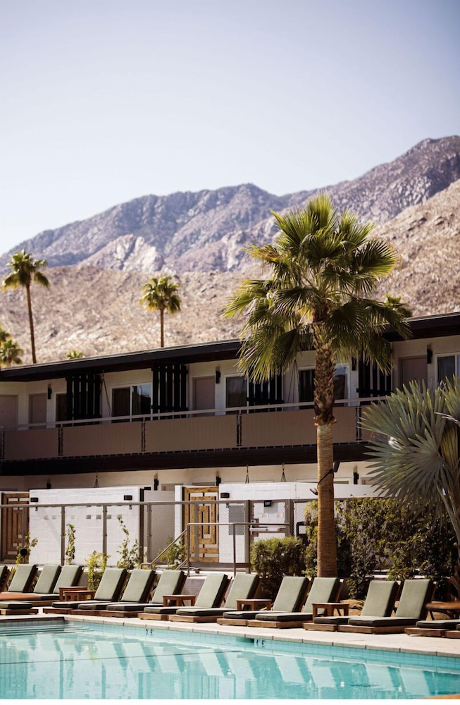 V Capri Palm Springs, a Dolce by Wyndham 4/50