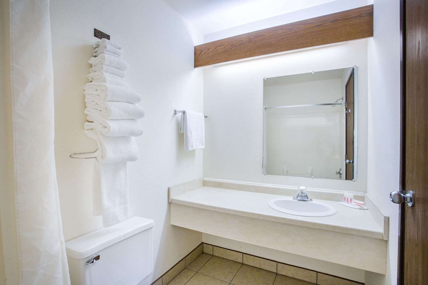 Wautoma Inn by OYO Near Airport WI 73 21/22