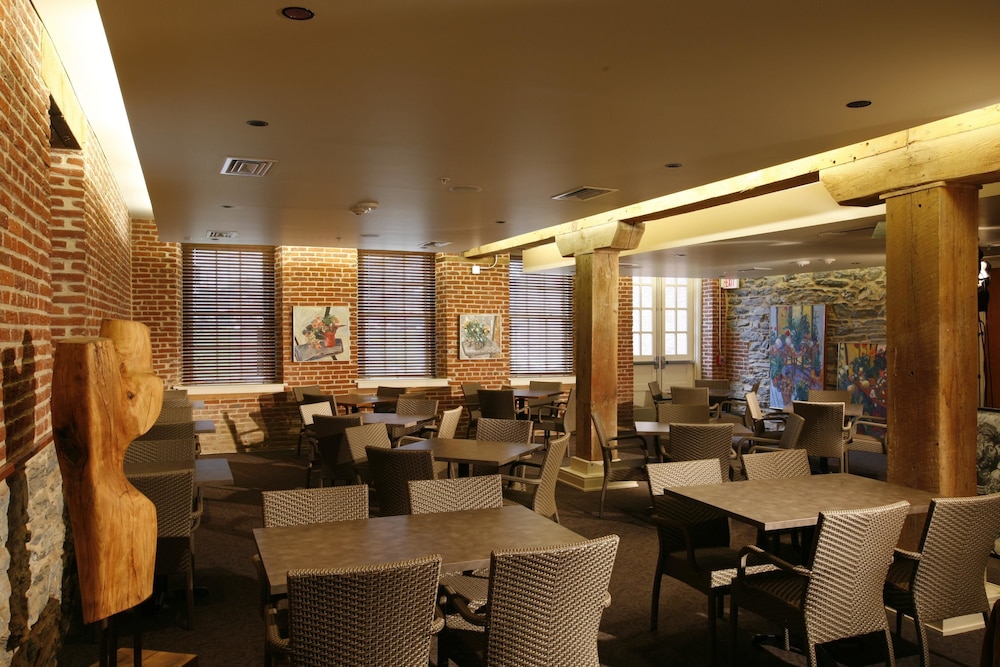 Lancaster Arts Hotel 46/61