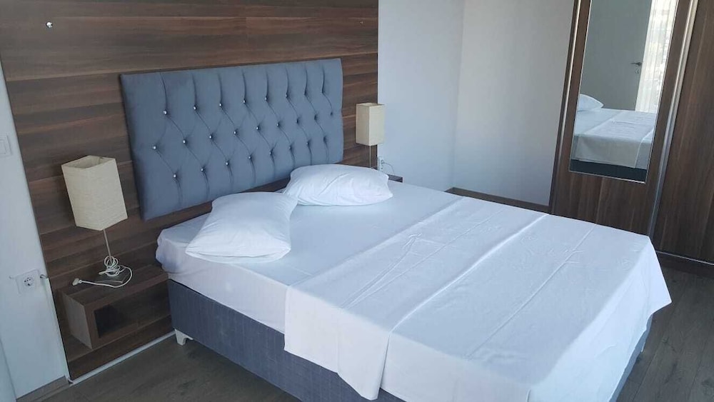DELUXE, TRIPLE, MULTIPLE BEDS