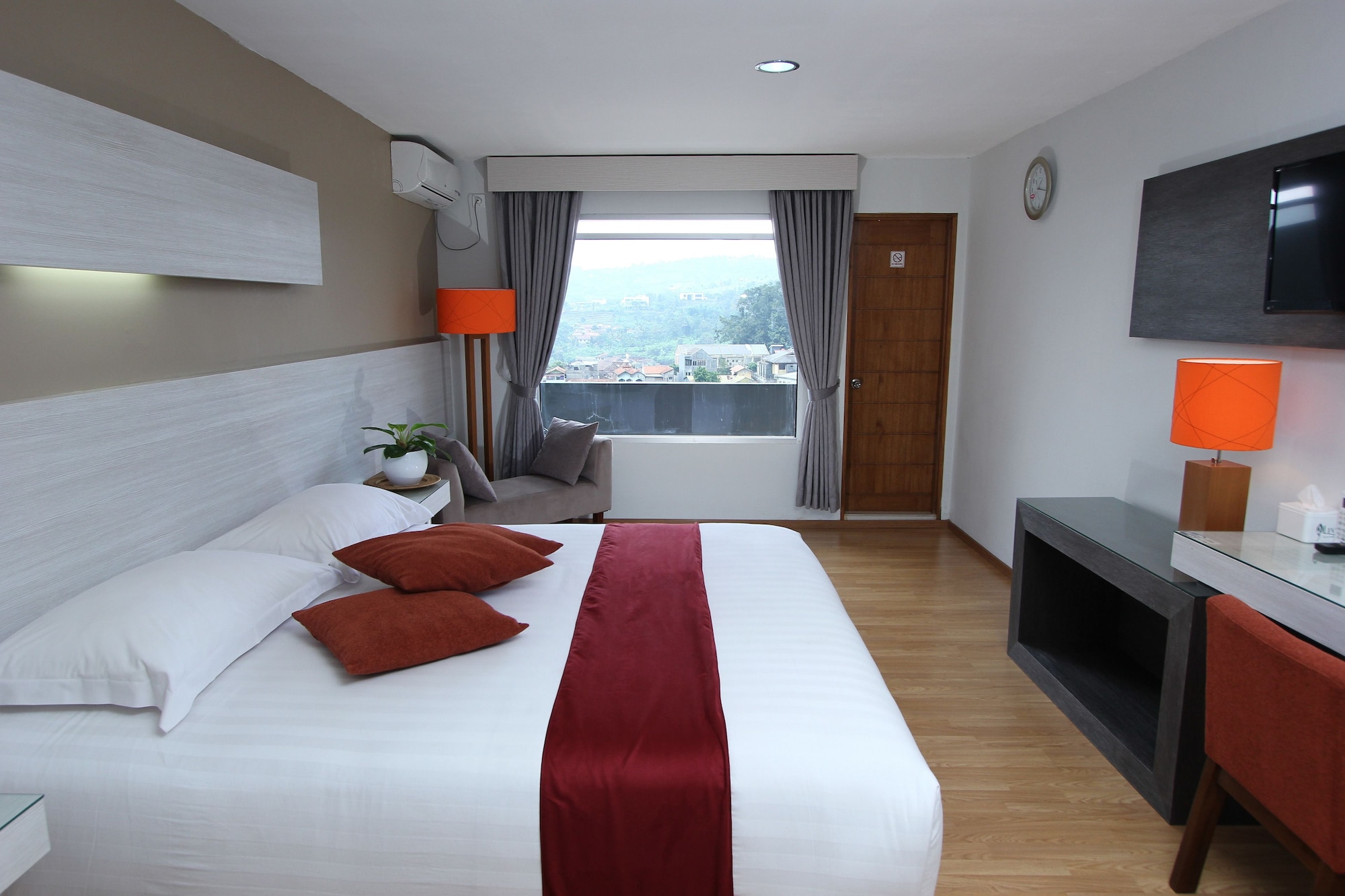DELUXE, BALCONY