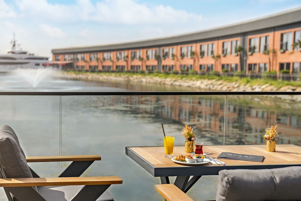 Crowne Plaza Istanbul Tuzla Viaport Marina 76/82