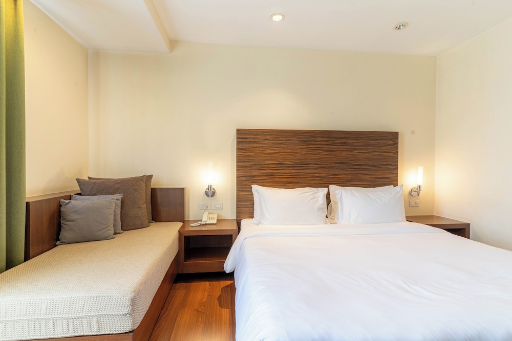 DELUXE, KING BED