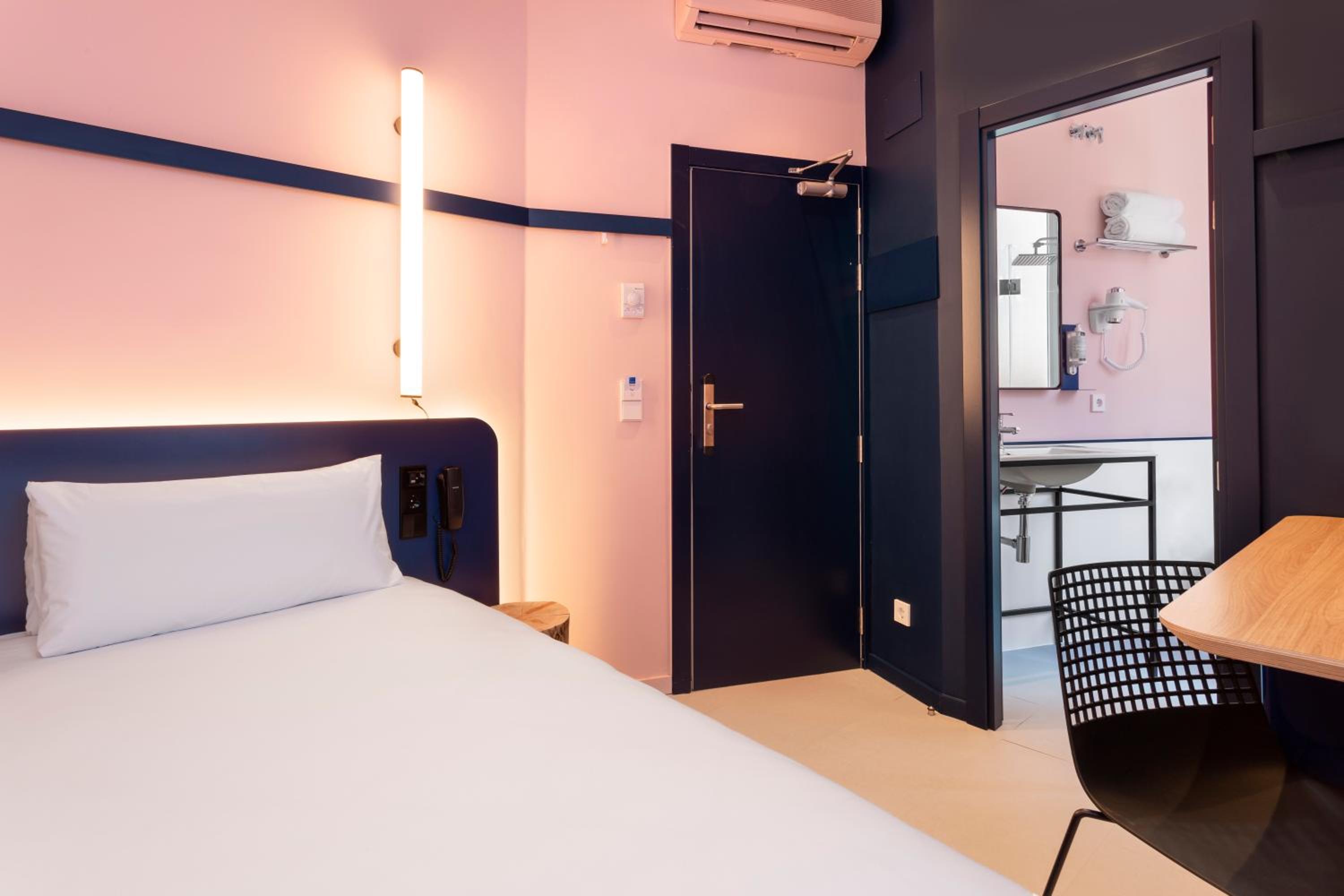ROOM, SINGLE