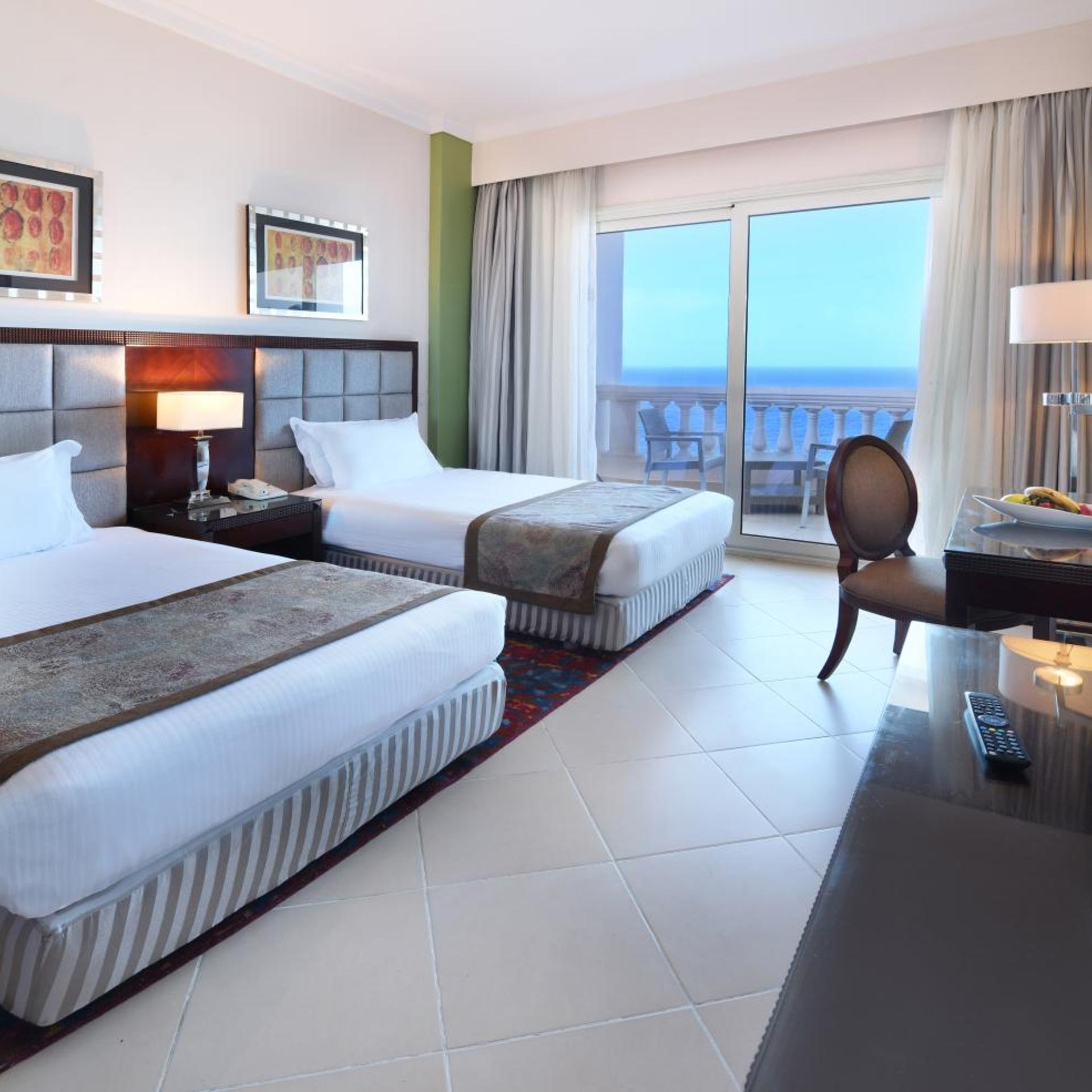 2 Bedrooms, Suite, Pool and Sea View