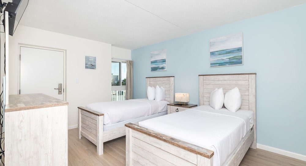 2 Bedrooms, Condo, Premium, 1 King and 1 Single Beds, Bay View, Sofa, Balcony، Bay Club Resort 4/6