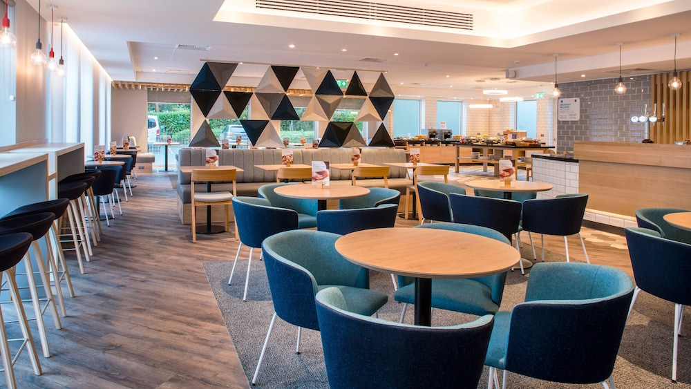HOLIDAY INN EXPRESS KASSAM STADIUM 55/72
