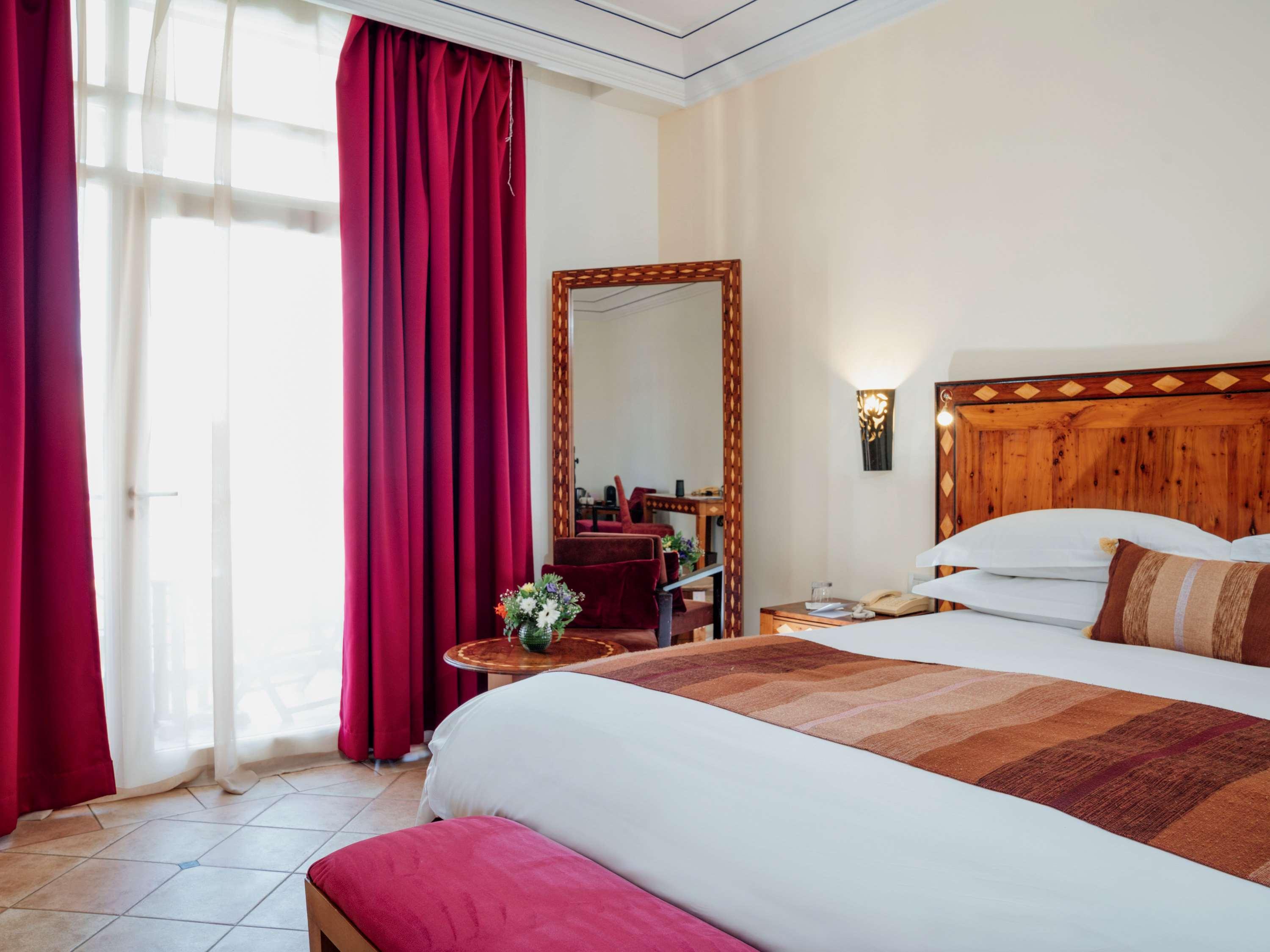 JUNIOR SUITE, KING BED, POOL VIEW