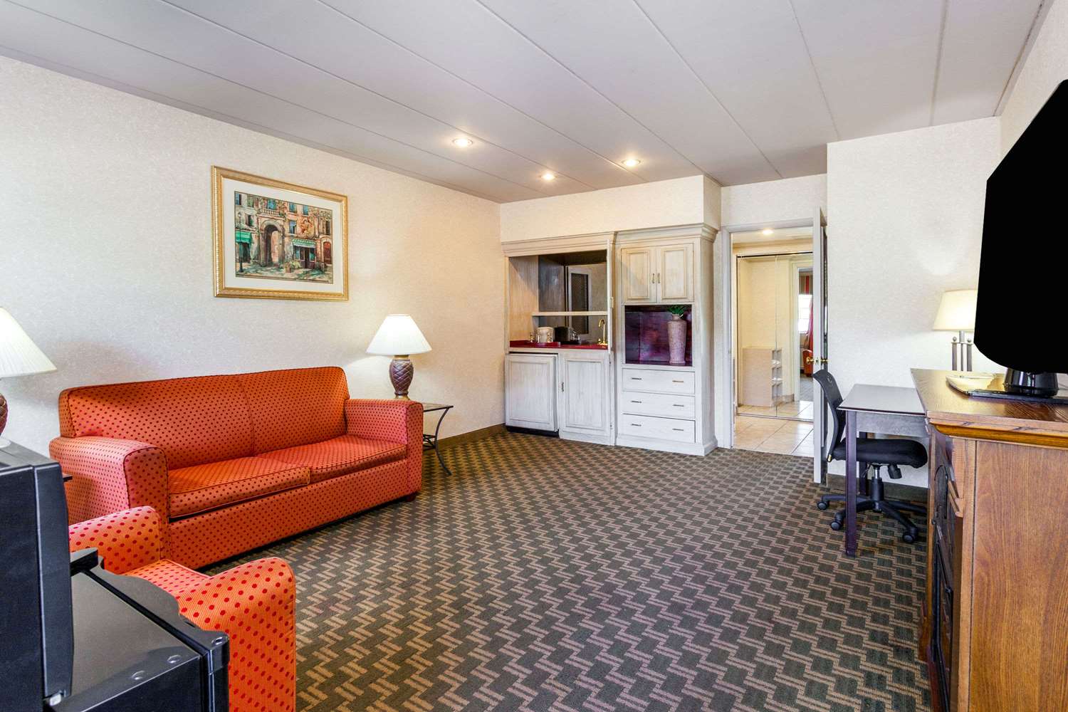 Days Inn & Suites By Wyndham Roseville/Detroit Area 8/15