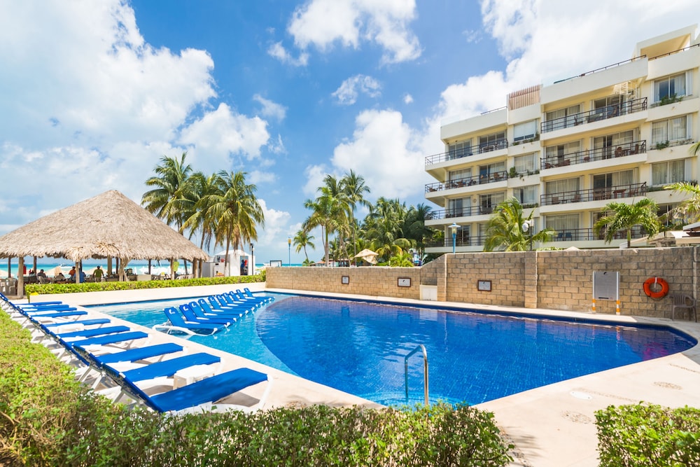 Ixchel Beach Hotel 4/50