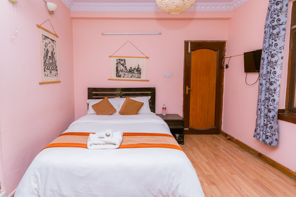 DELUXE, DOUBLE OR TWIN BED