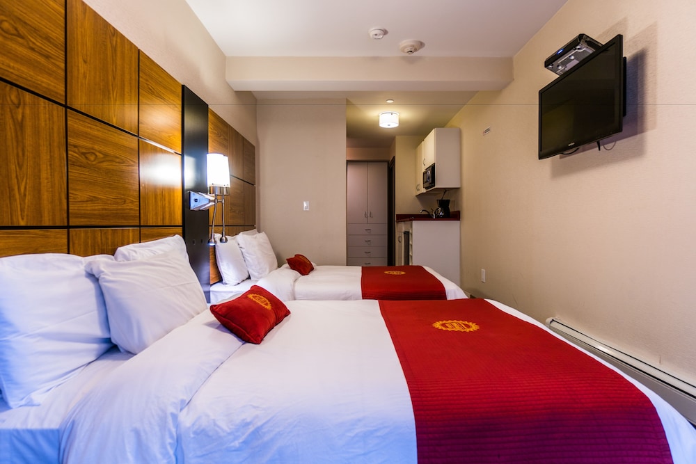 DELUXE, 2 DOUBLE BEDS