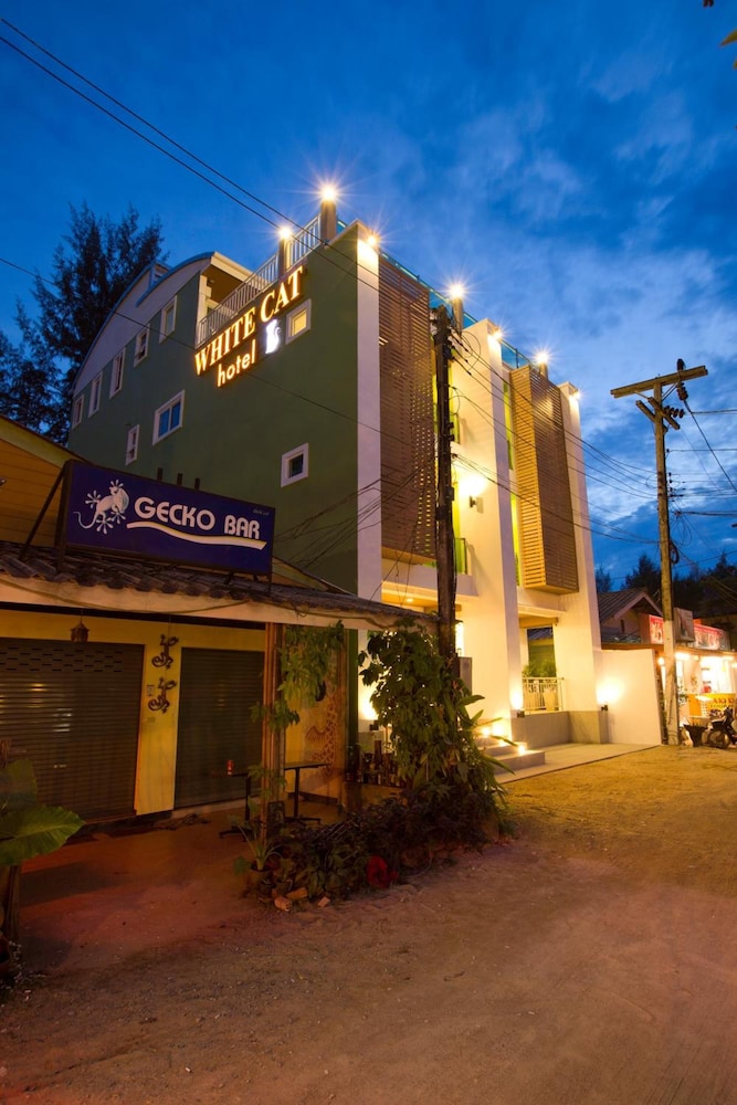 White Cat Hotel 5/45