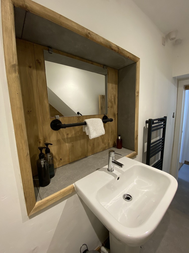 Monkton Court Hotel 48/50