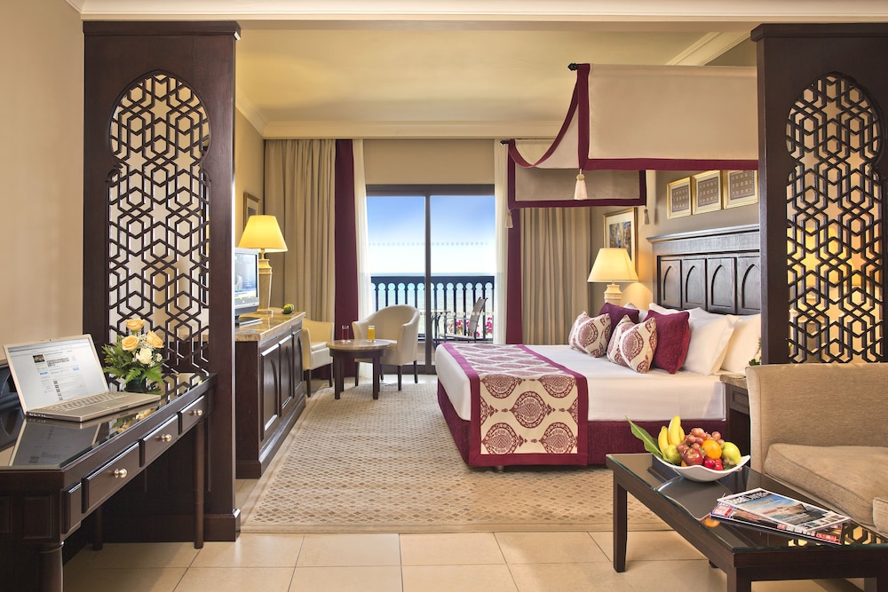 Al Dana, Junior Suite, Queen Bed, Pool View
