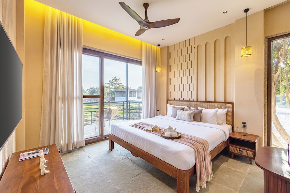 ELIVAAS Cows and Cuddles 4 BHK with Pvt Pool and Garden 29/68