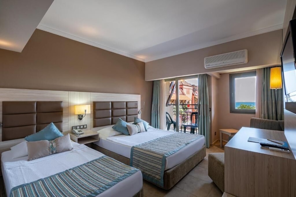 Palmeras Beach Hotel 6/23