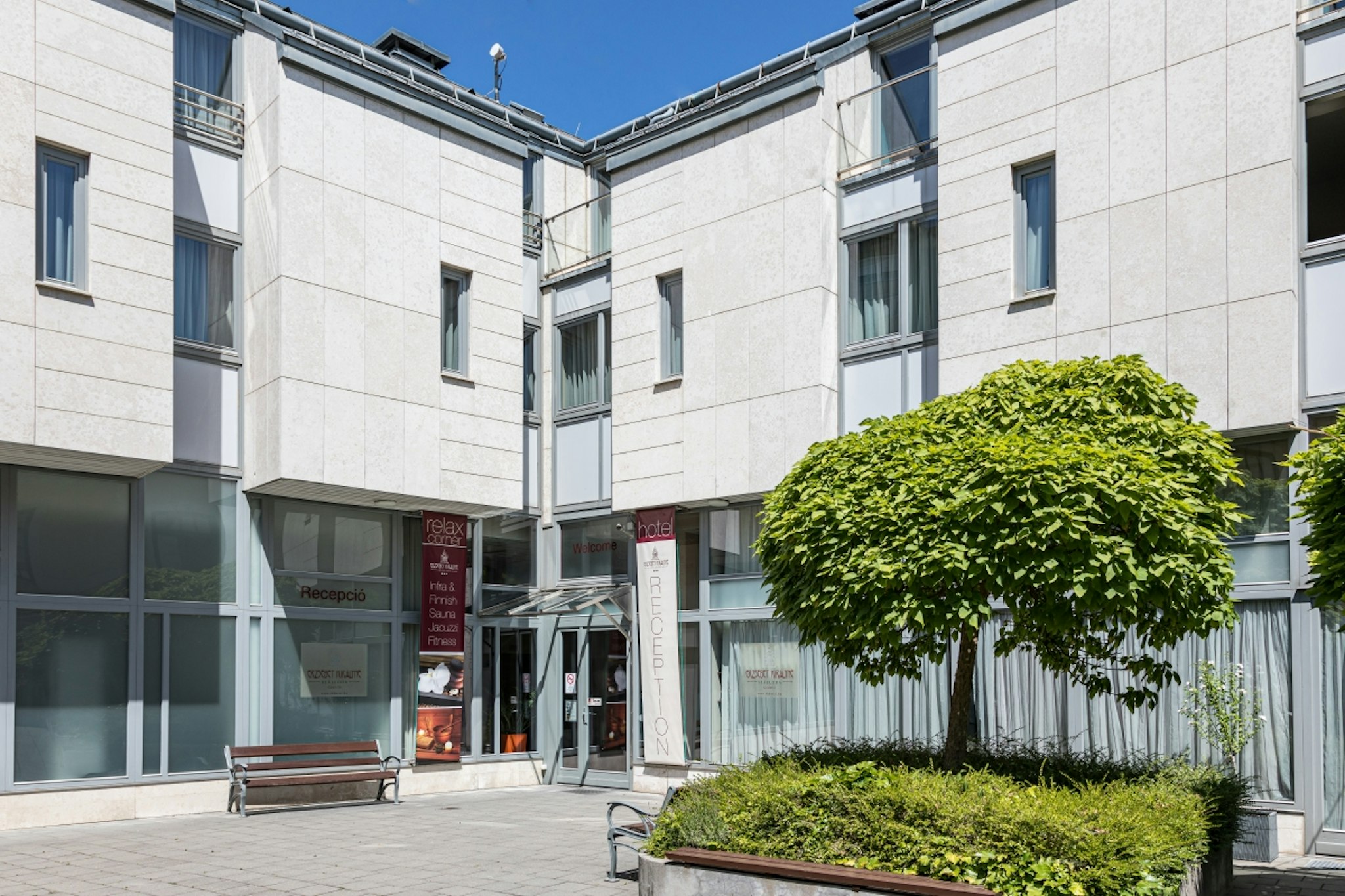 ERZSEBET KIRALYNE HOTEL 39/43