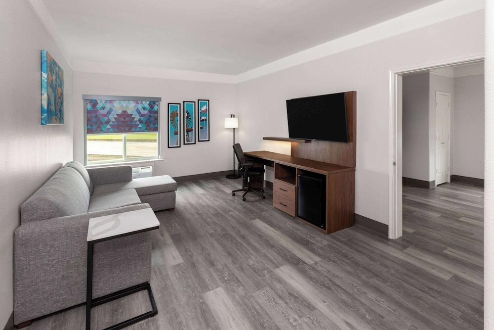 La Quinta Inn & Suites by Wyndham Angleton 30/50