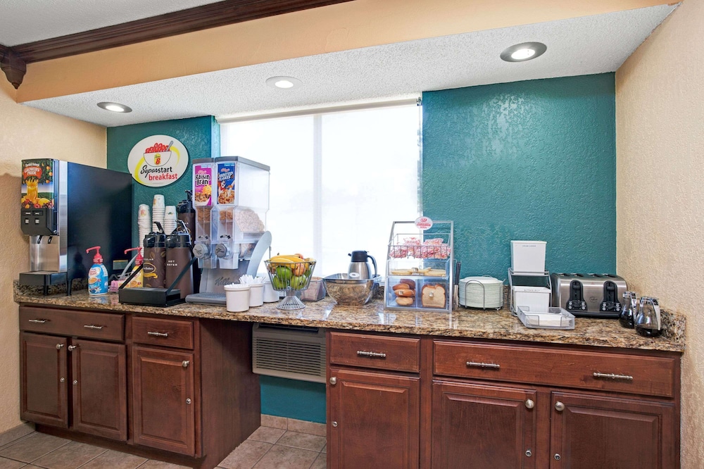 Super 8 By Wyndham Roseville/Detroit Area 35/44