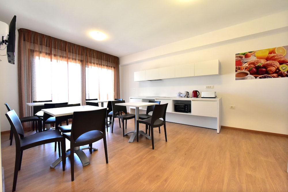 Trip Room & Breakfast 31/38