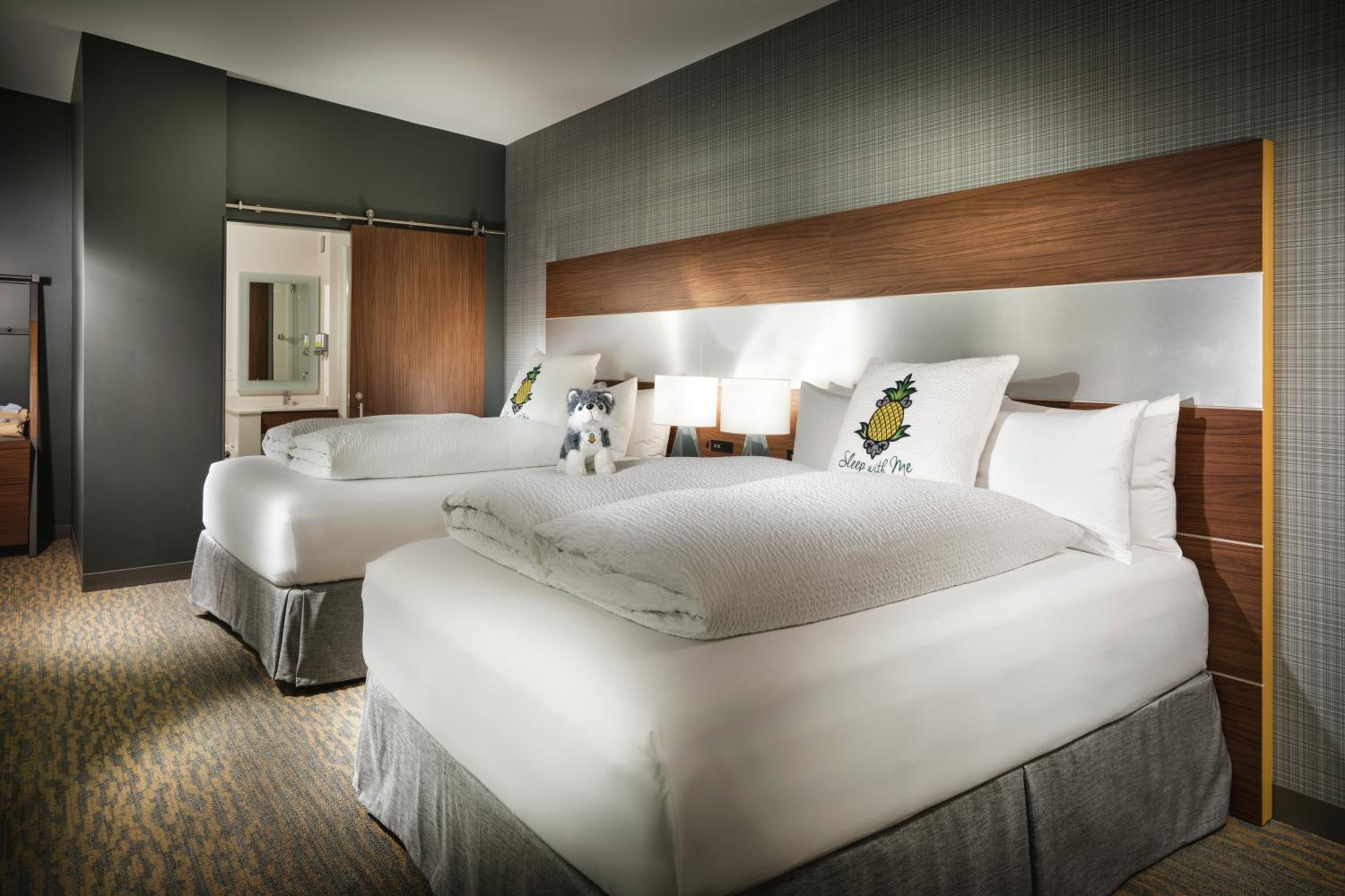Z, Suite, 2 Queen Beds, Sofa, Accessible