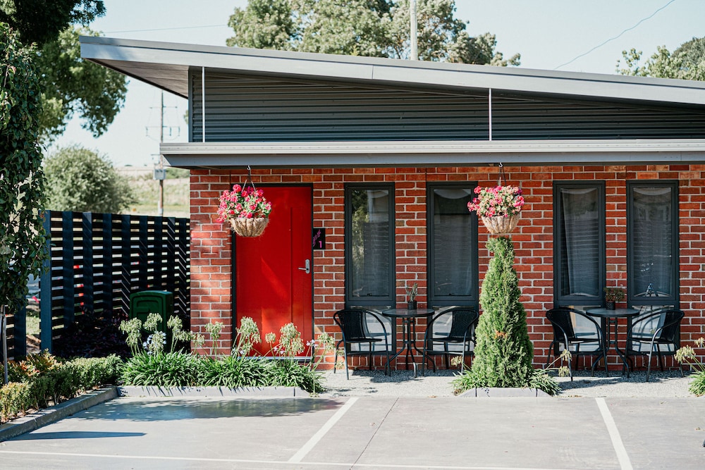Farmers Arms Art Motel 1/44