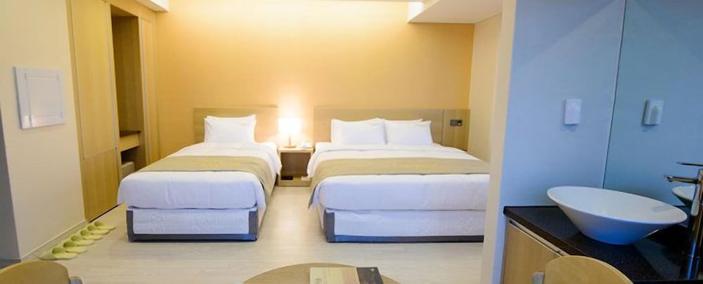 High, Deluxe, 1 Double and 1 Single Bed, Ocean View