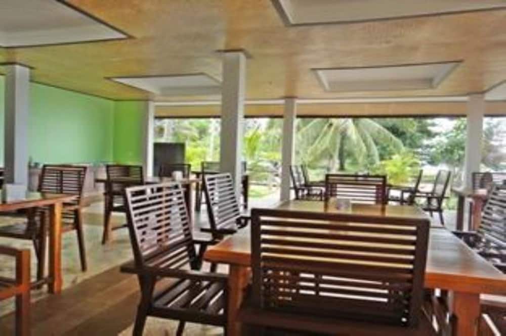 Khanom Sunrise Beach Hotel 4/8
