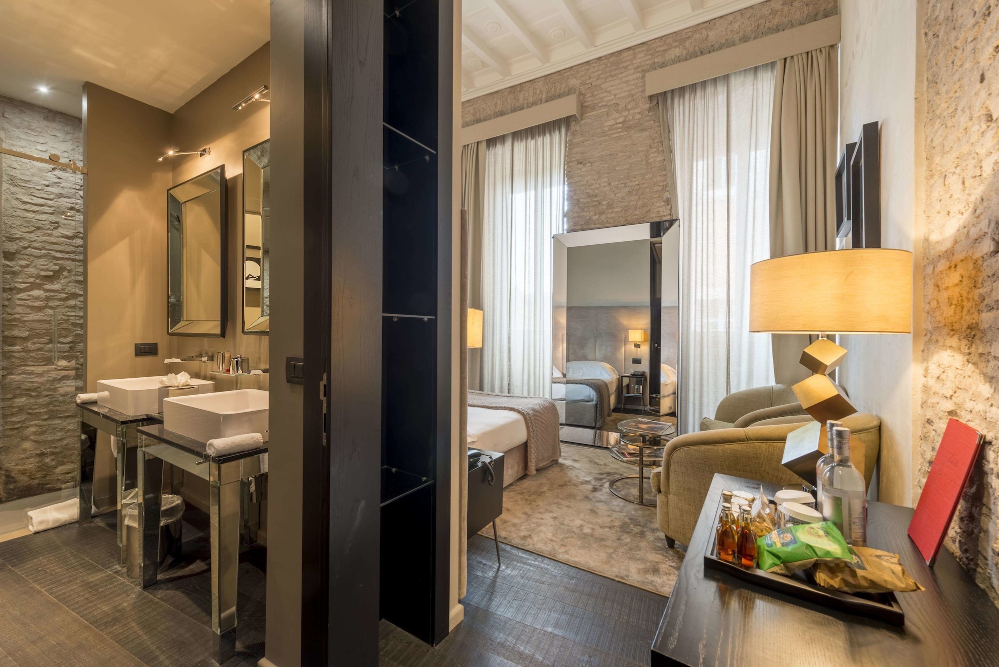 جناح جونيور بسرير كينج مع أريكة، DOM Hotel Roma 5/5