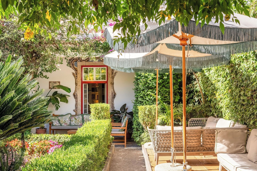 The Pergola Boutique Hotel 53/57
