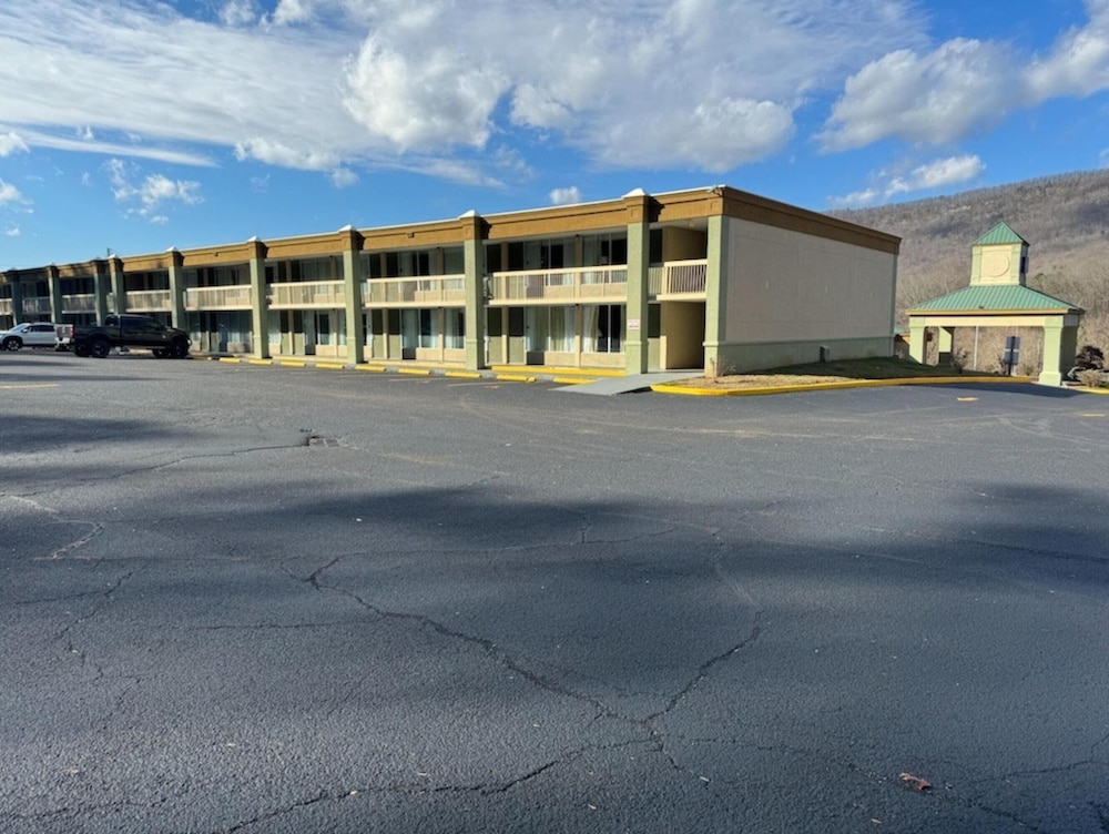 OYO Hotel Harriman near I-40 41/48