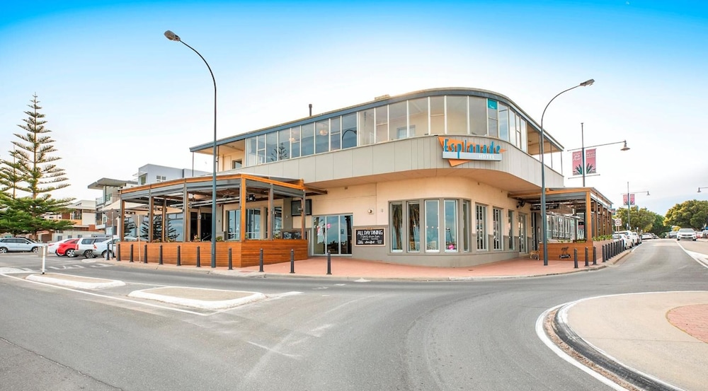 ESPLANADE HOTEL 4/56