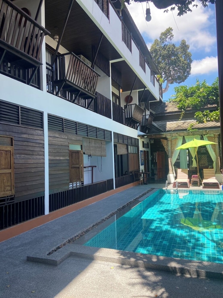 Baan Huen Phen 64/69