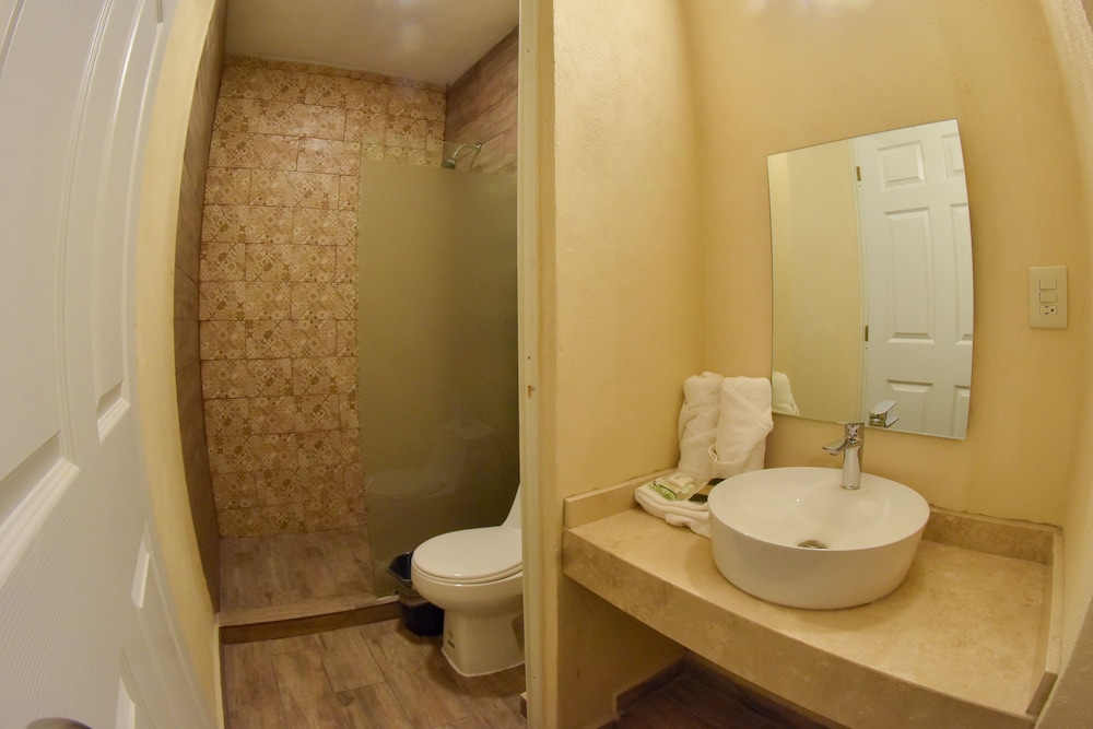 Valenciana Midway Inn 49/50