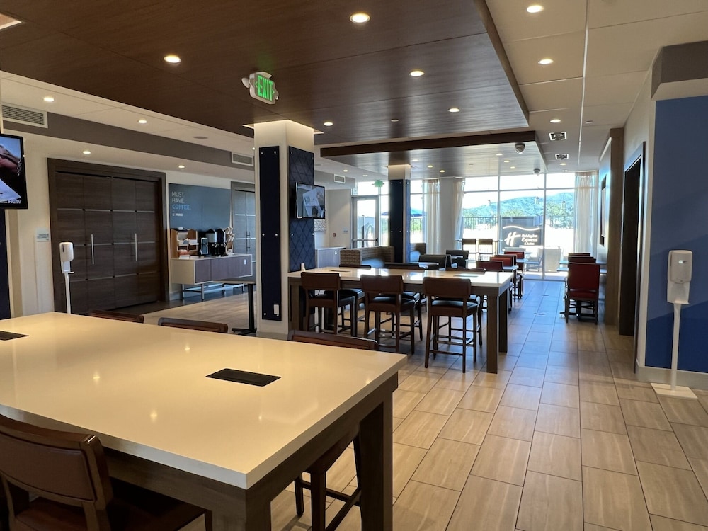Holiday Inn Express & Suites - Ukiah 54/80